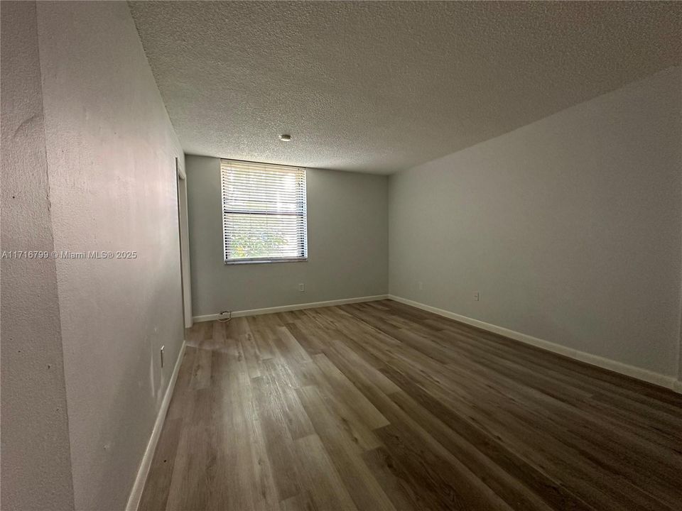 For Rent: $2,300 (2 beds, 2 baths, 906 Square Feet)