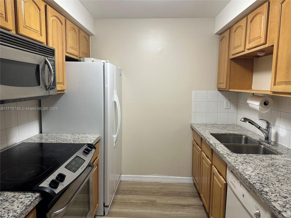 For Rent: $2,300 (2 beds, 2 baths, 906 Square Feet)