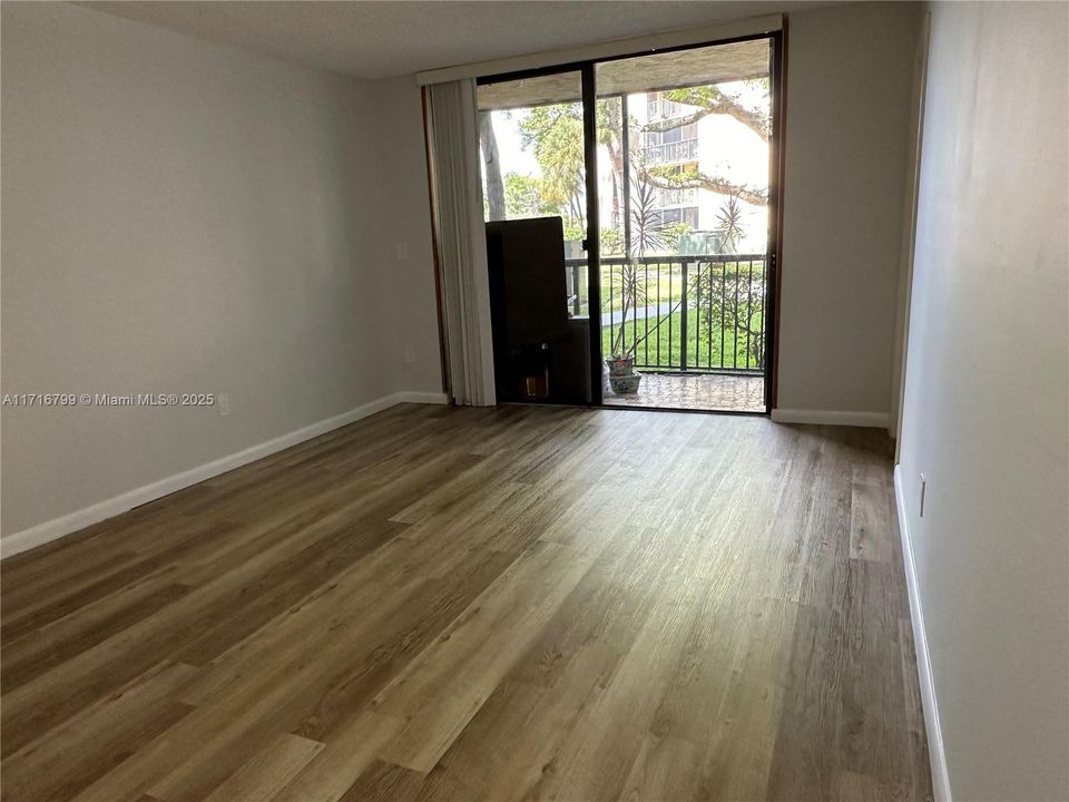 For Rent: $2,300 (2 beds, 2 baths, 906 Square Feet)