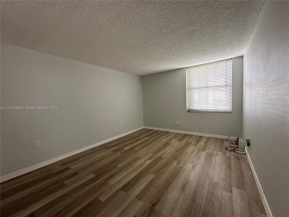 For Rent: $2,300 (2 beds, 2 baths, 906 Square Feet)