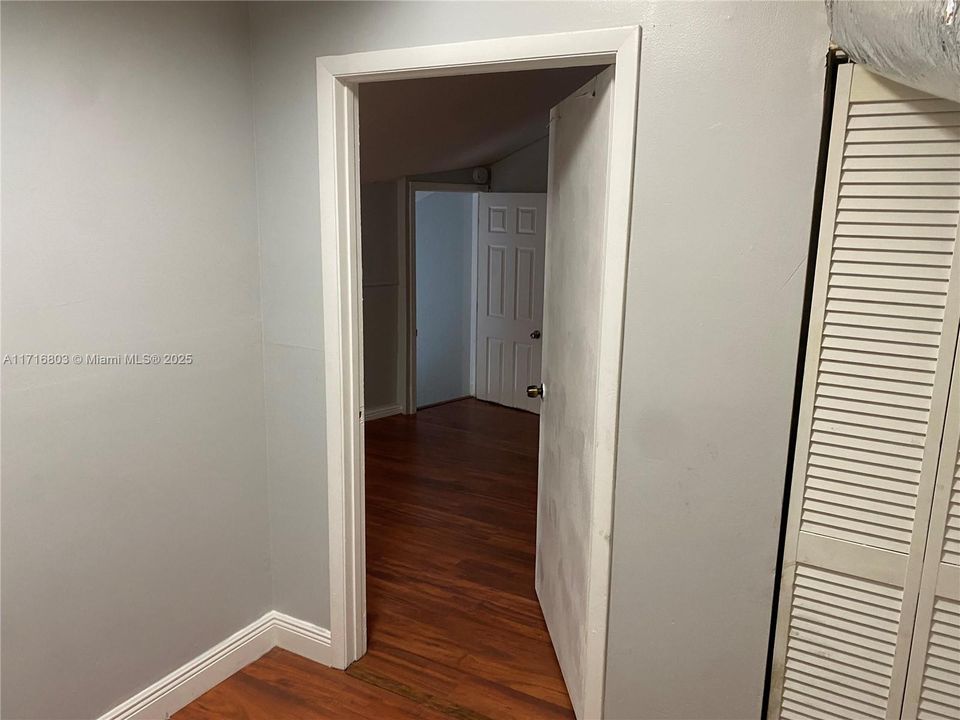 For Sale: $230,000 (2 beds, 1 baths, 849 Square Feet)