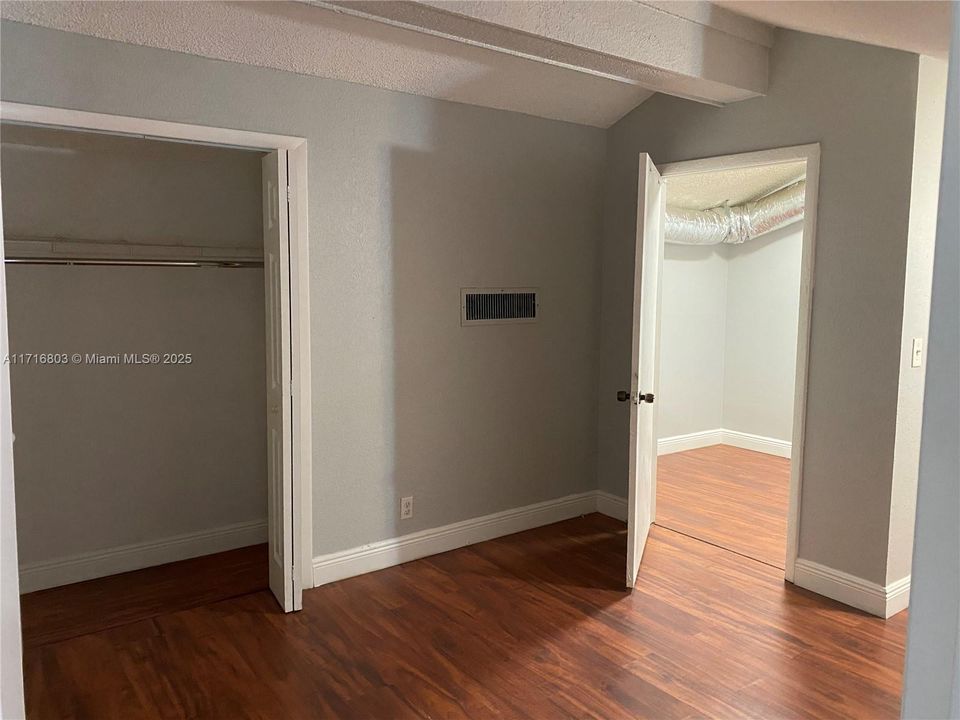 For Sale: $230,000 (2 beds, 1 baths, 849 Square Feet)