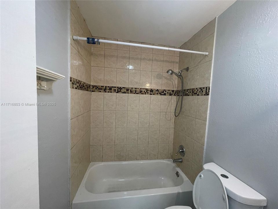 For Sale: $230,000 (2 beds, 1 baths, 849 Square Feet)