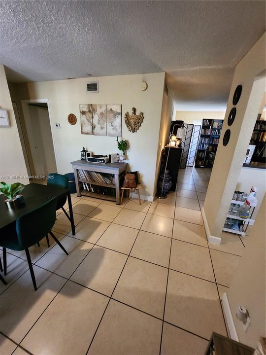 For Sale: $154,000 (1 beds, 1 baths, 736 Square Feet)