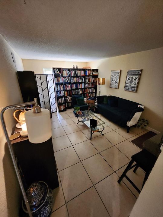 For Sale: $154,000 (1 beds, 1 baths, 736 Square Feet)