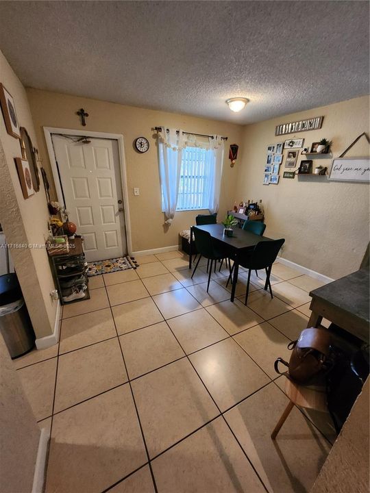 For Sale: $154,000 (1 beds, 1 baths, 736 Square Feet)