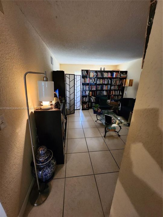 For Sale: $154,000 (1 beds, 1 baths, 736 Square Feet)