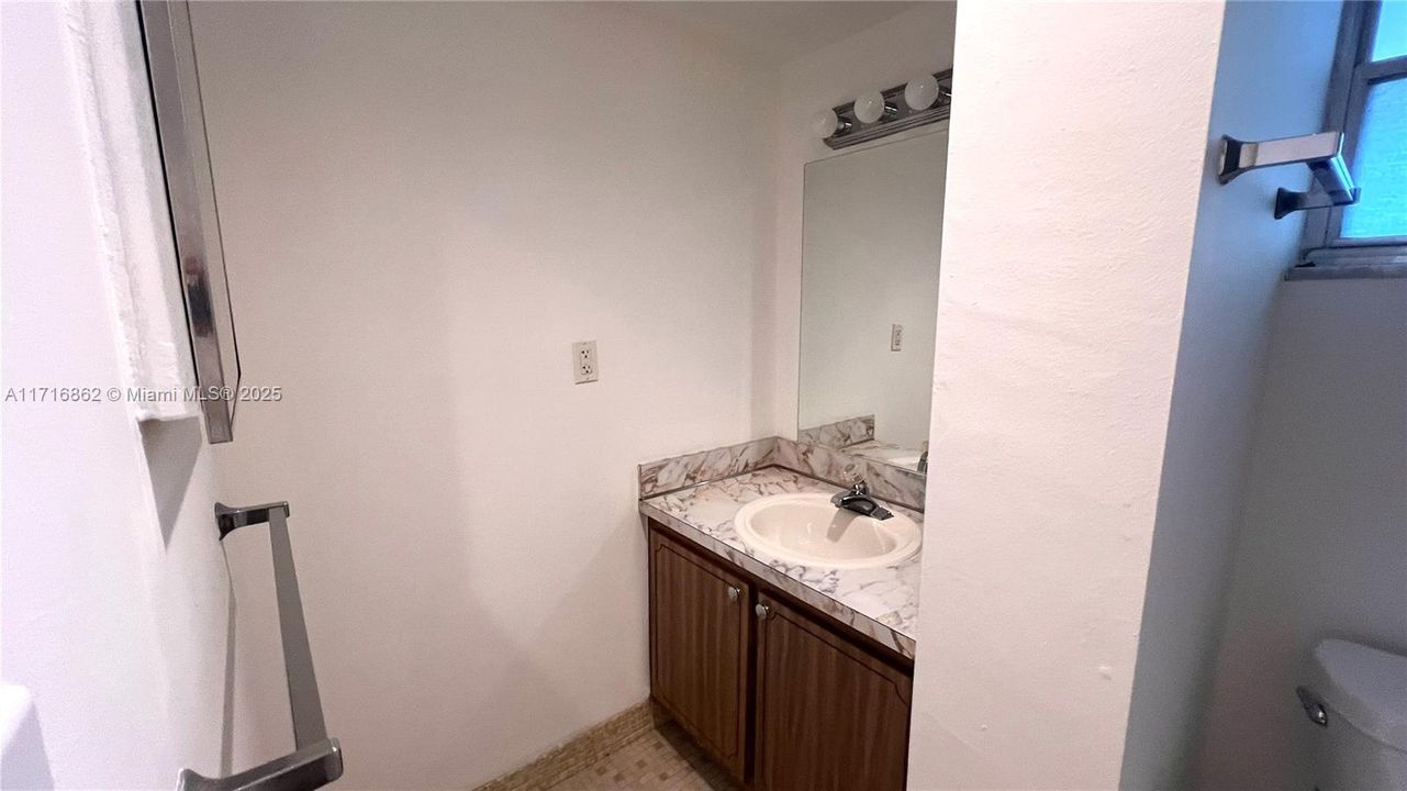 For Rent: $1,800 (1 beds, 1 baths, 812 Square Feet)