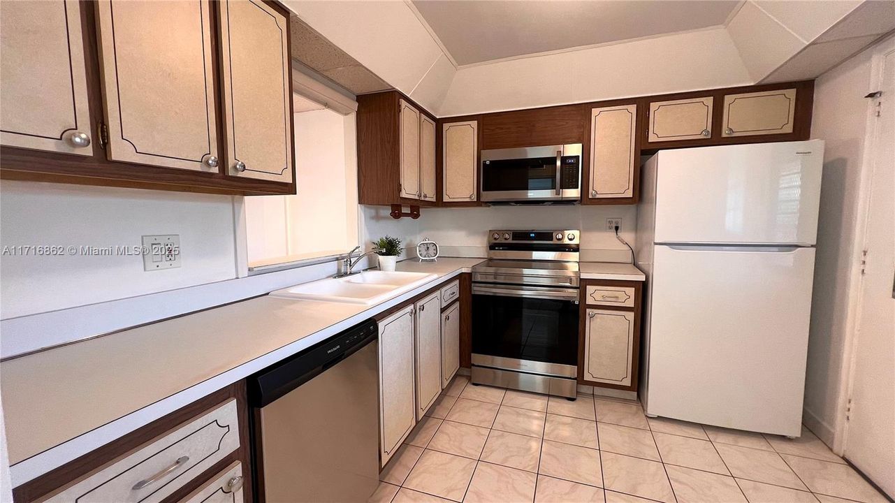 For Rent: $1,800 (1 beds, 1 baths, 812 Square Feet)