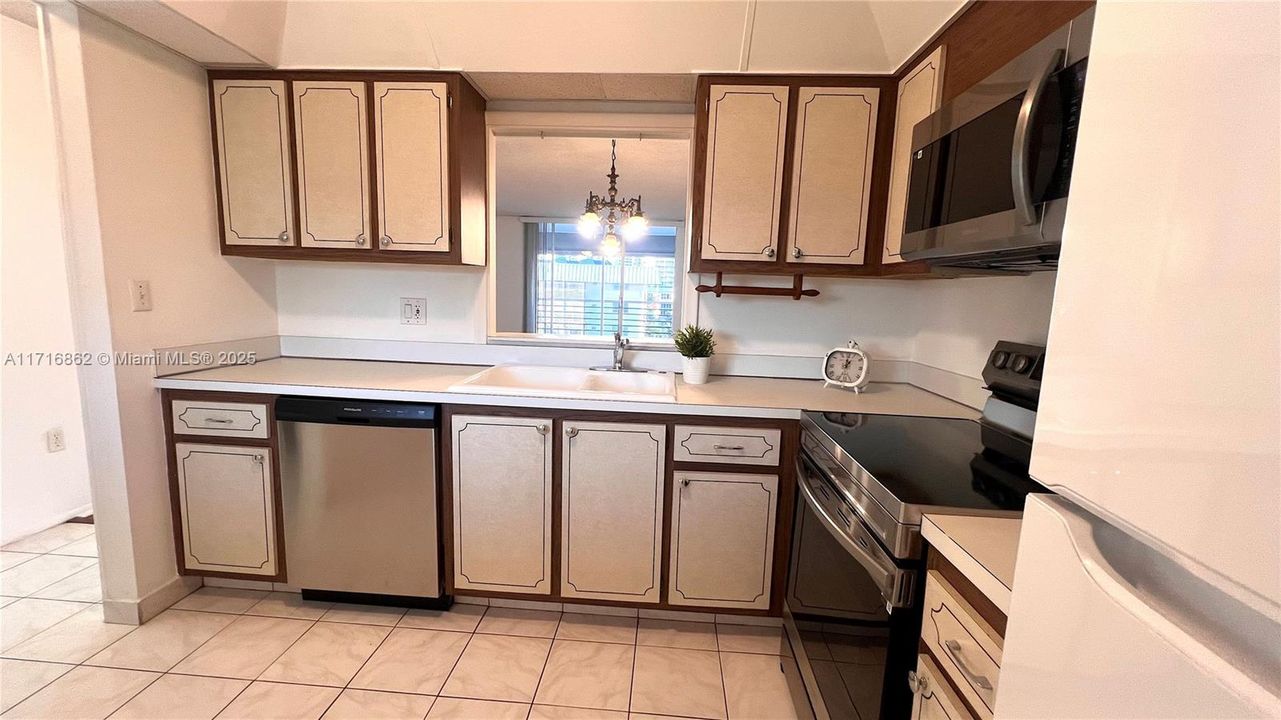 For Rent: $1,800 (1 beds, 1 baths, 812 Square Feet)