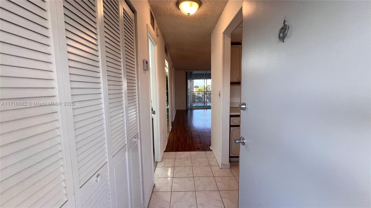 For Rent: $1,800 (1 beds, 1 baths, 812 Square Feet)