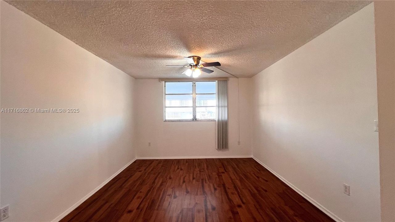 For Rent: $1,800 (1 beds, 1 baths, 812 Square Feet)