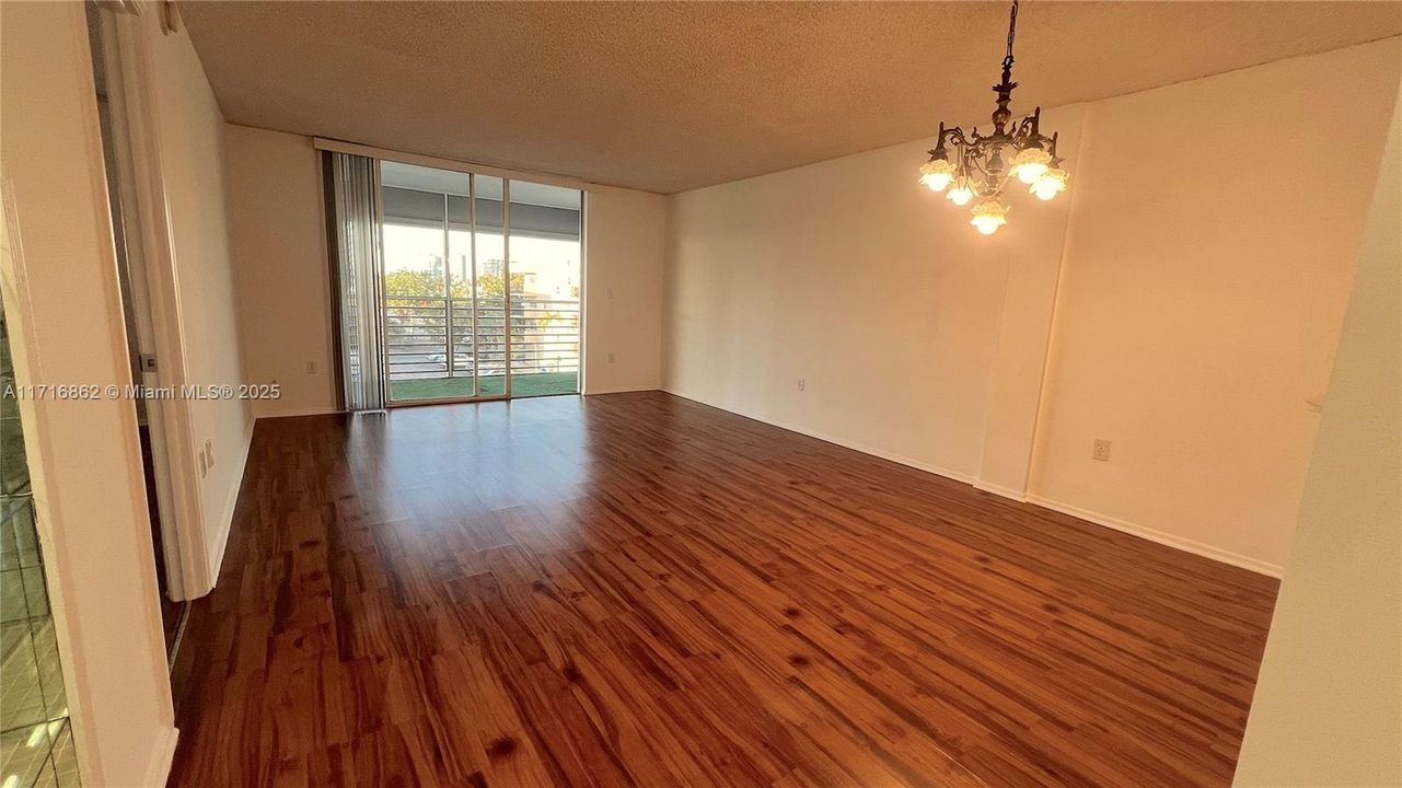 For Rent: $1,800 (1 beds, 1 baths, 812 Square Feet)