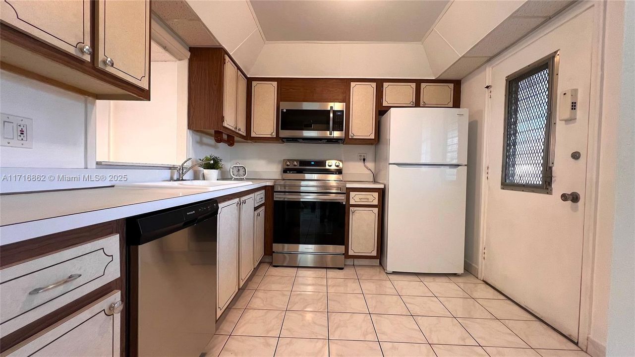 For Rent: $1,800 (1 beds, 1 baths, 812 Square Feet)