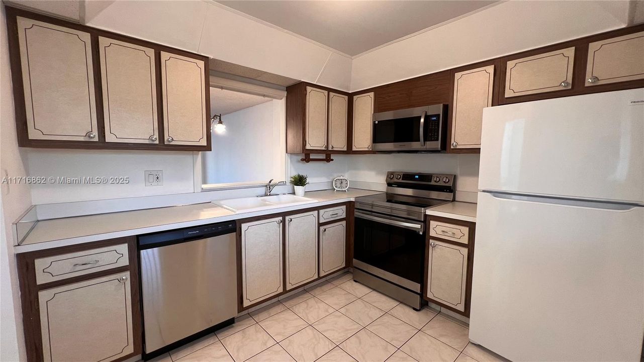 For Rent: $1,800 (1 beds, 1 baths, 812 Square Feet)