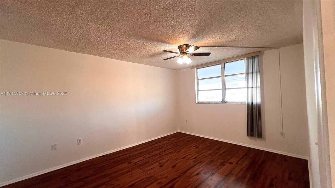 For Rent: $1,800 (1 beds, 1 baths, 812 Square Feet)