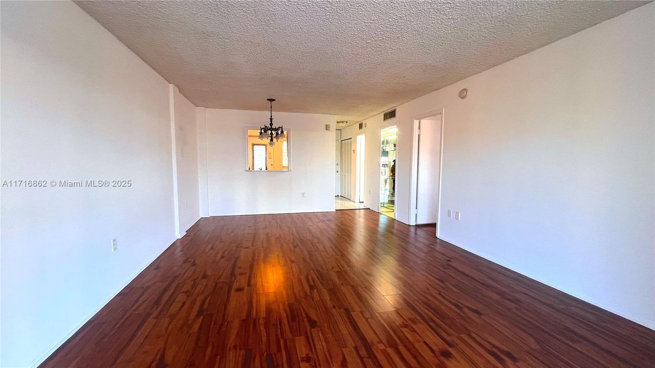 For Rent: $1,800 (1 beds, 1 baths, 812 Square Feet)