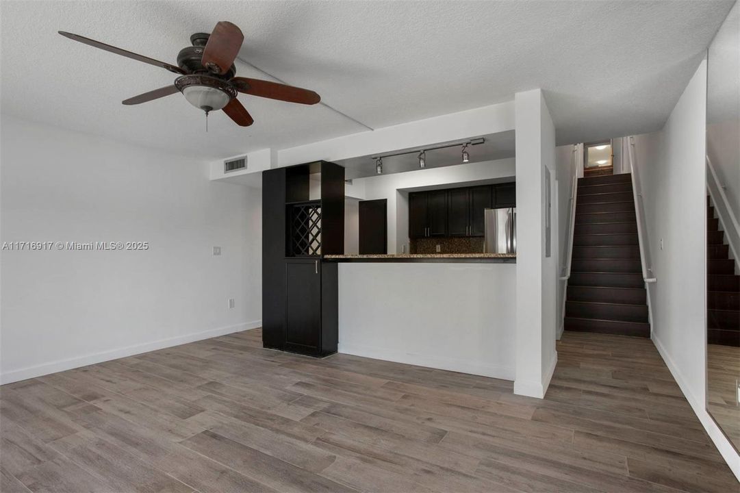 For Rent: $3,500 (1 beds, 1 baths, 1037 Square Feet)