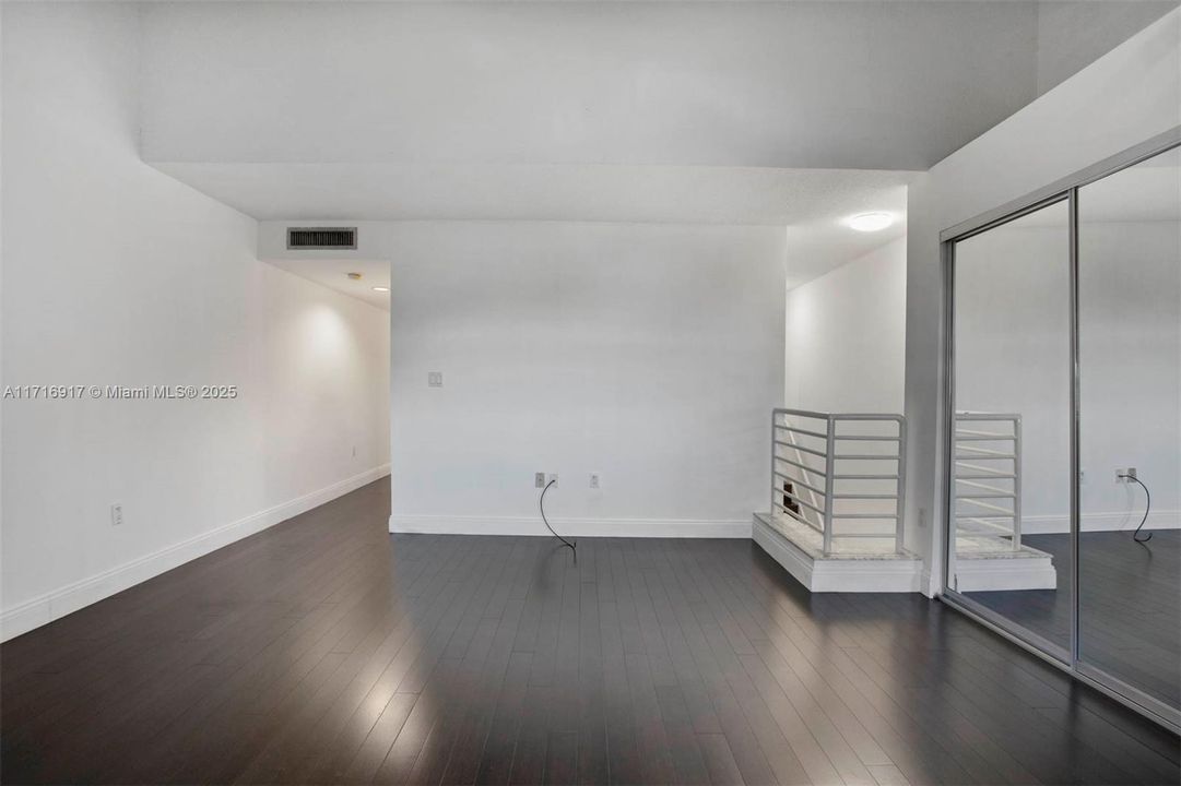 For Rent: $3,500 (1 beds, 1 baths, 1037 Square Feet)