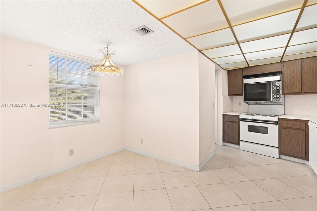 For Sale: $229,900 (2 beds, 2 baths, 1298 Square Feet)