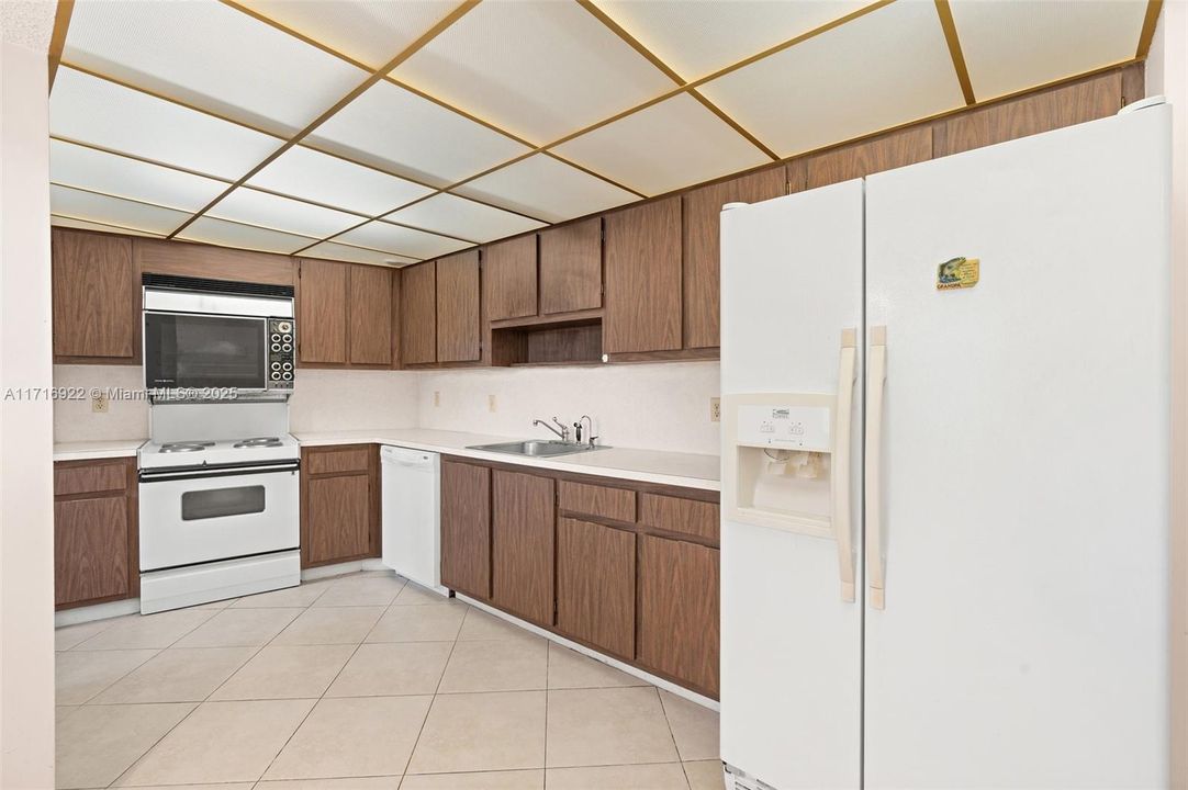 For Sale: $229,900 (2 beds, 2 baths, 1298 Square Feet)