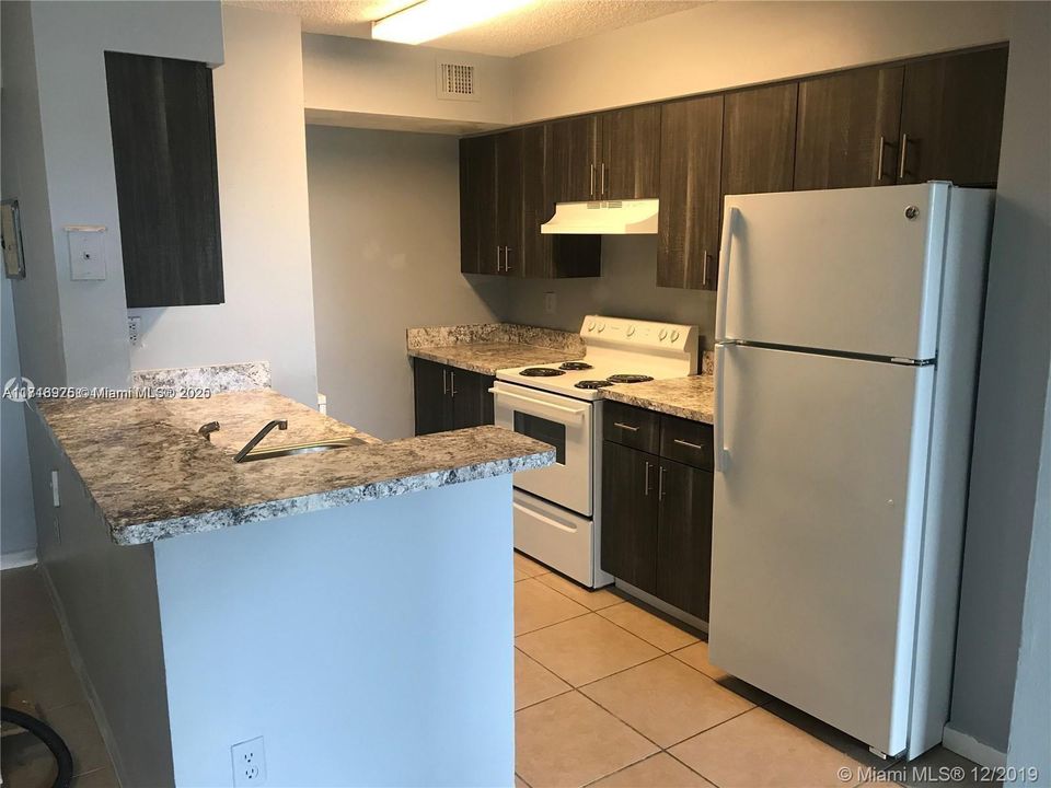 For Rent: $2,050 (2 beds, 2 baths, 887 Square Feet)