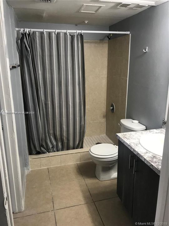 For Rent: $2,050 (2 beds, 2 baths, 887 Square Feet)