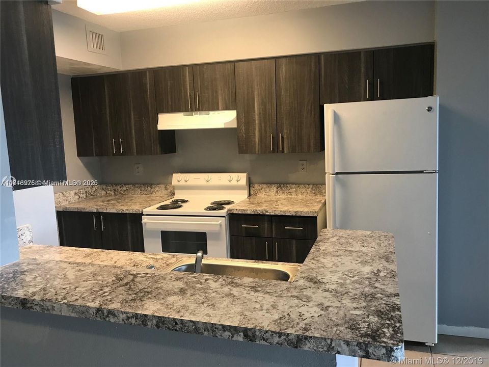 For Rent: $2,050 (2 beds, 2 baths, 887 Square Feet)