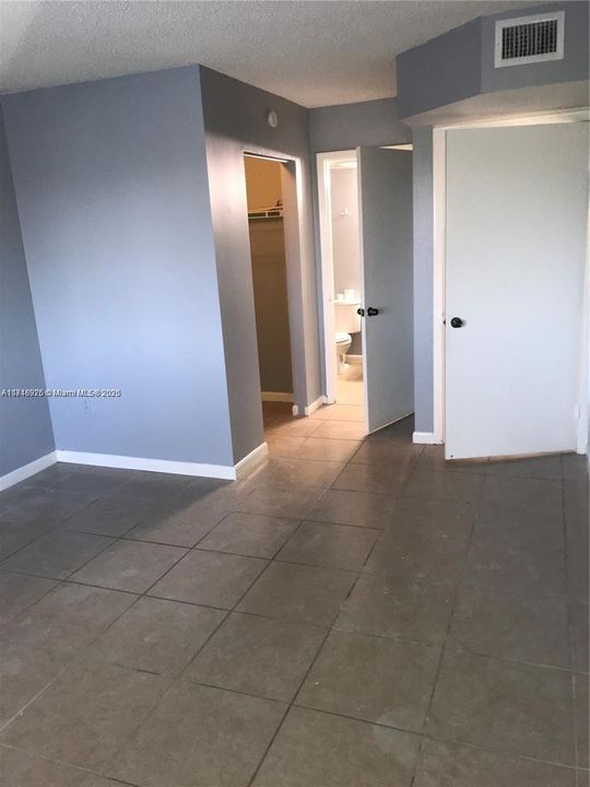 For Rent: $2,050 (2 beds, 2 baths, 887 Square Feet)