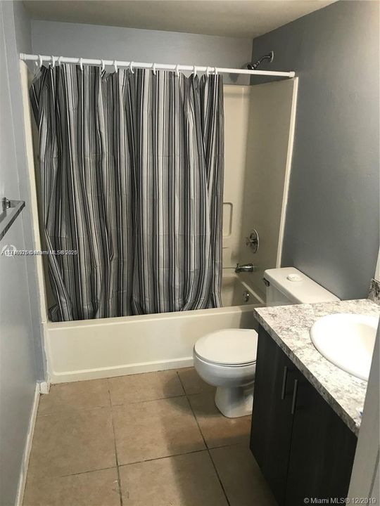 For Rent: $2,050 (2 beds, 2 baths, 887 Square Feet)