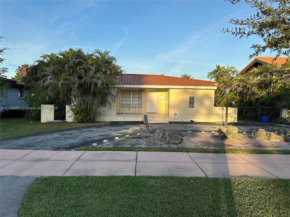 For Sale: $1,450,000 (3 beds, 2 baths, 1189 Square Feet)