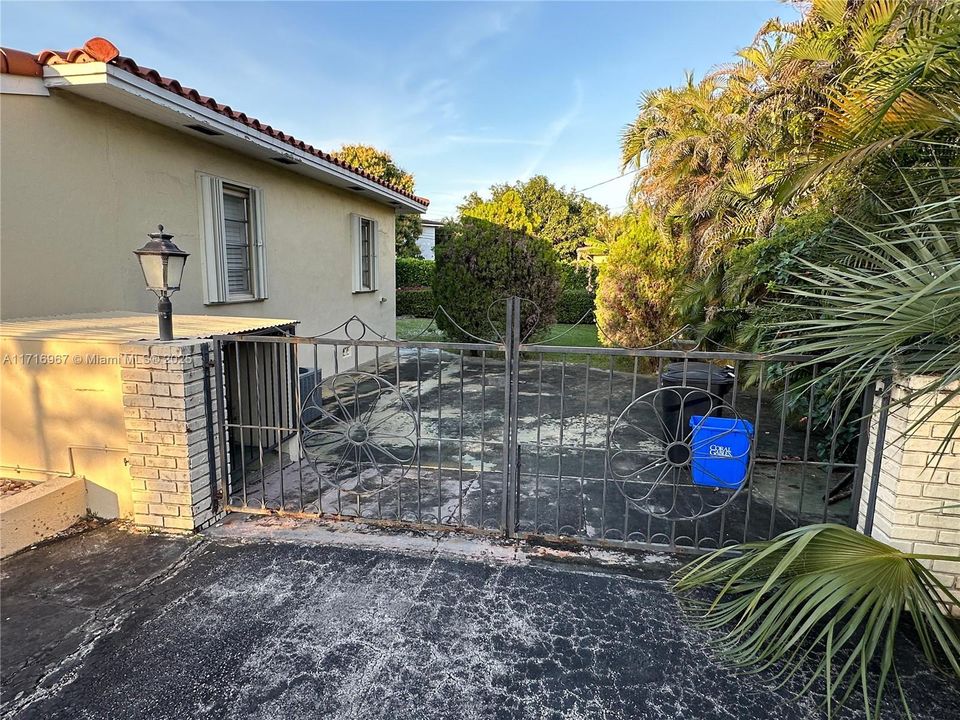 For Sale: $1,450,000 (3 beds, 2 baths, 1189 Square Feet)