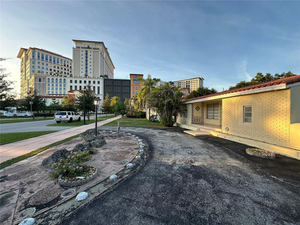 For Sale: $1,450,000 (3 beds, 2 baths, 1189 Square Feet)