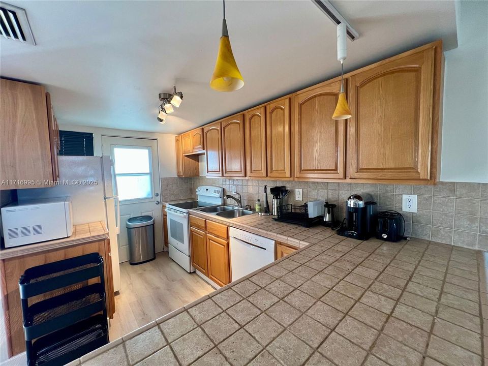 For Sale: $315,000 (1 beds, 1 baths, 775 Square Feet)