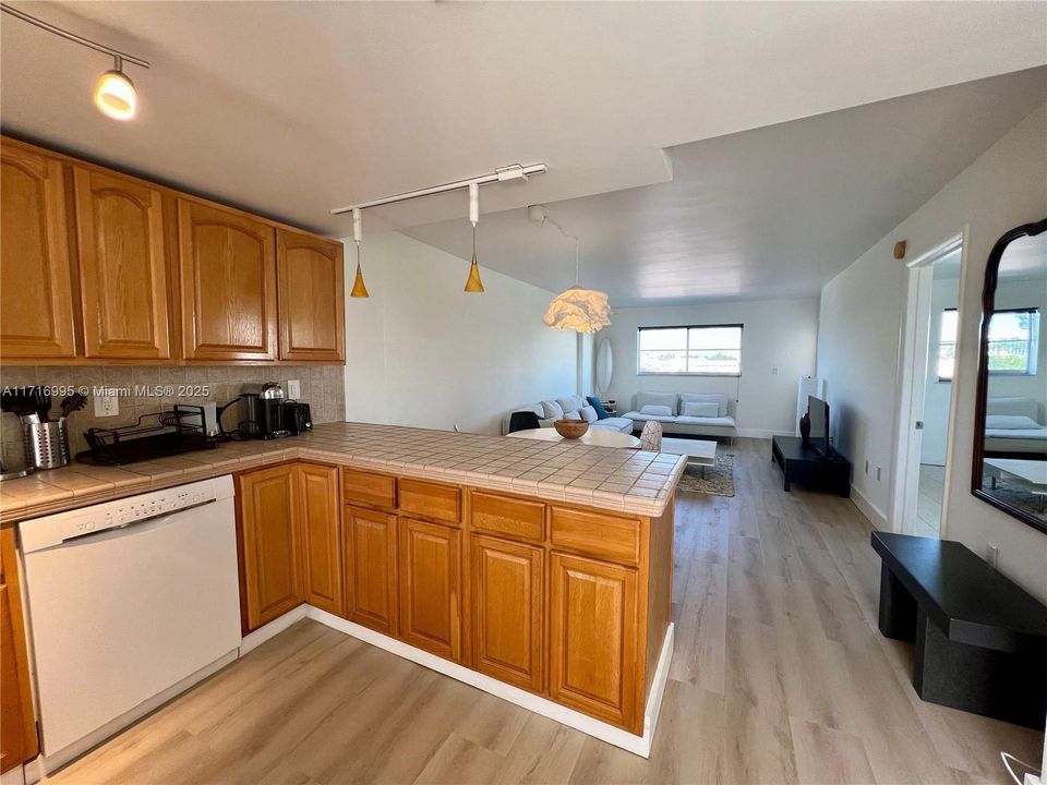 For Sale: $315,000 (1 beds, 1 baths, 775 Square Feet)