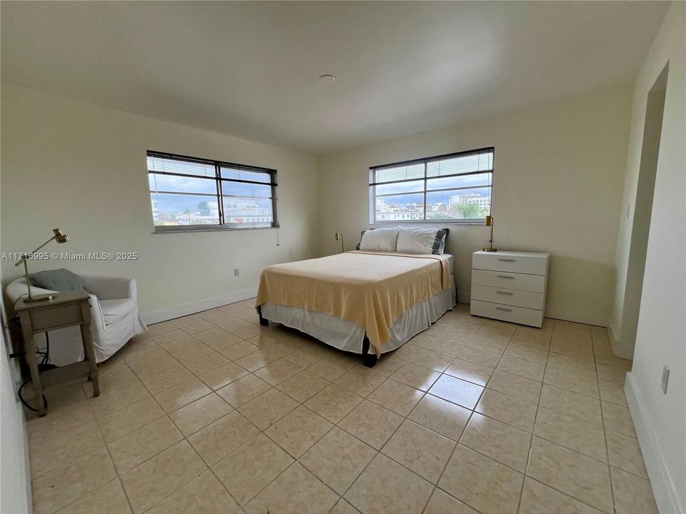 For Sale: $315,000 (1 beds, 1 baths, 775 Square Feet)