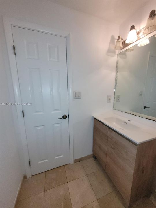 En Venta: $375,000 (0 camas, 1 baños, 386 Pies cuadrados)