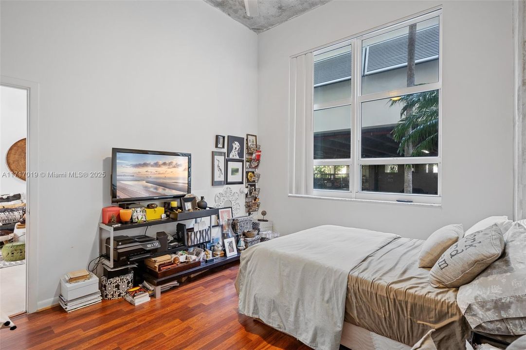 For Sale: $365,000 (1 beds, 1 baths, 717 Square Feet)