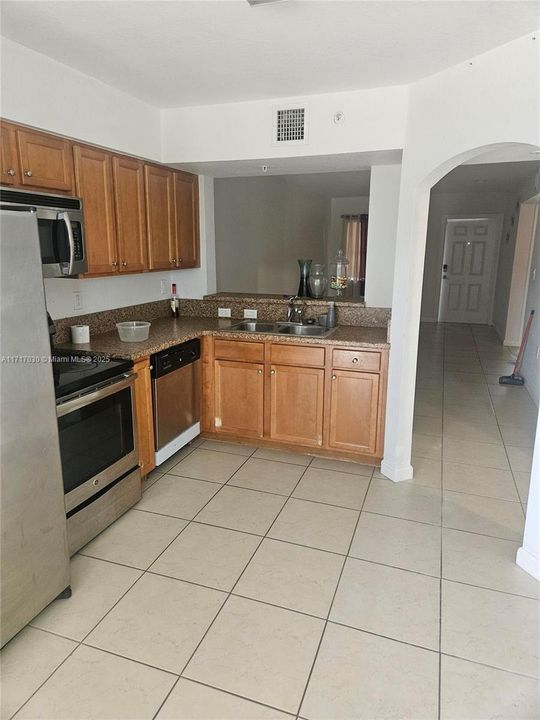 For Rent: $2,000 (2 beds, 2 baths, 817 Square Feet)