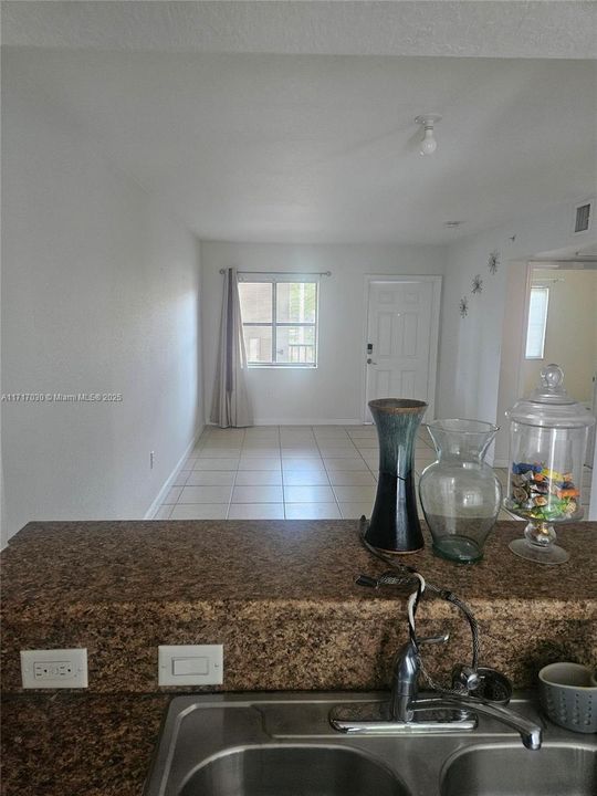 For Rent: $2,000 (2 beds, 2 baths, 817 Square Feet)