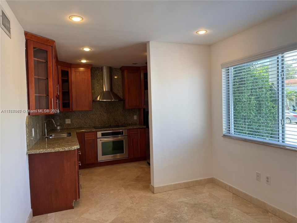 For Rent: $2,550 (2 beds, 2 baths, 924 Square Feet)