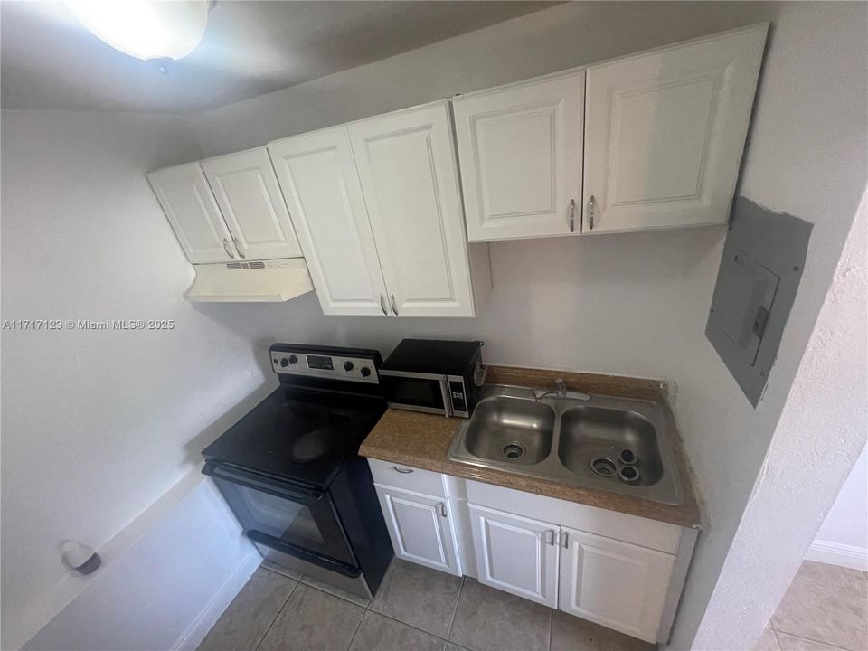 For Rent: $1,300 (0 beds, 1 baths, 440 Square Feet)