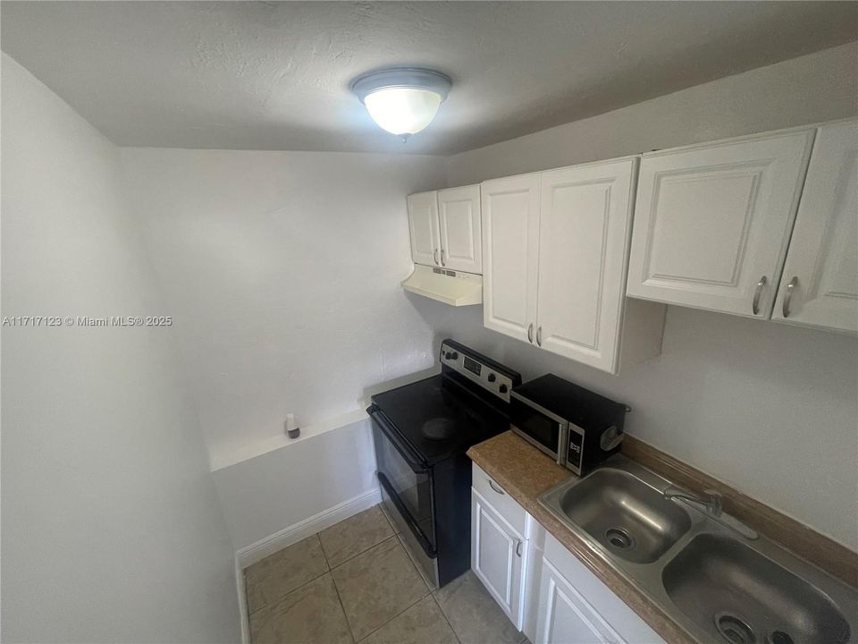 For Rent: $1,300 (0 beds, 1 baths, 440 Square Feet)