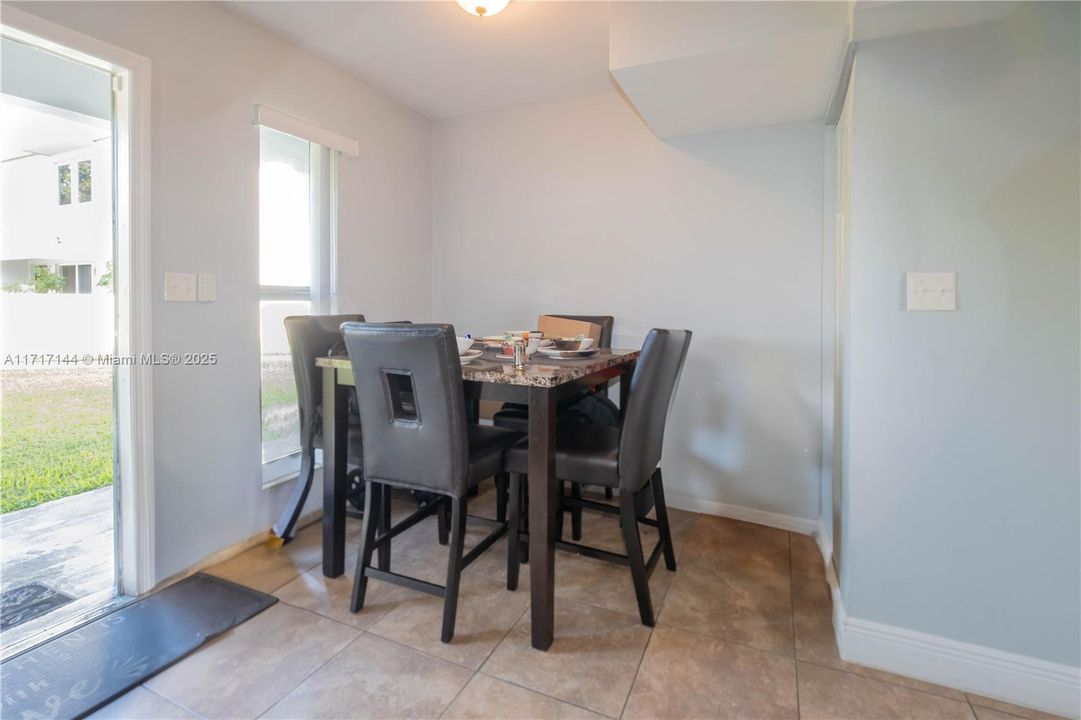 For Sale: $233,000 (2 beds, 1 baths, 782 Square Feet)