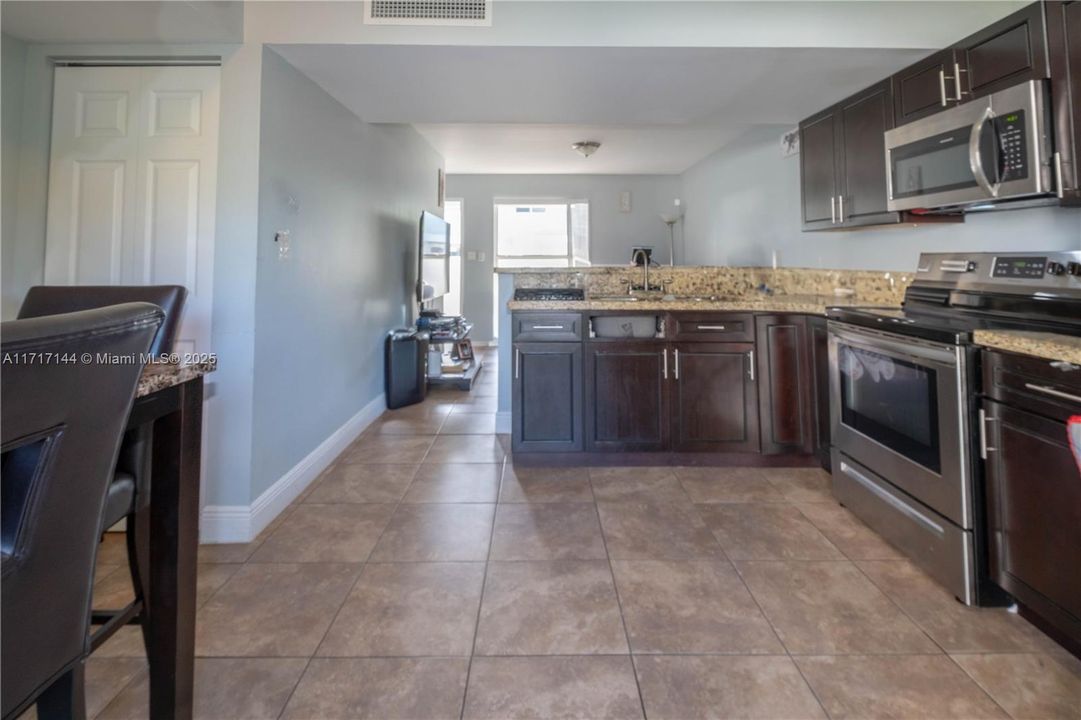 For Sale: $233,000 (2 beds, 1 baths, 782 Square Feet)