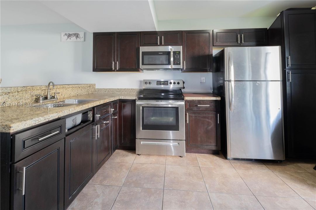 For Sale: $233,000 (2 beds, 1 baths, 782 Square Feet)