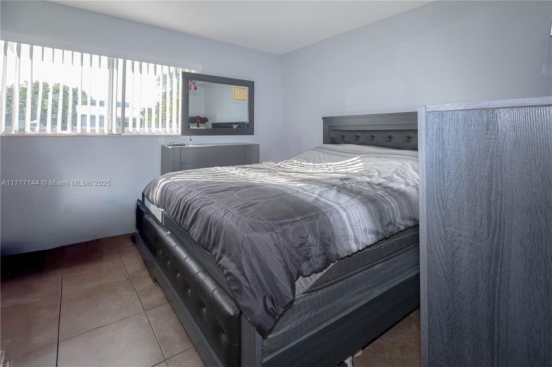 For Sale: $233,000 (2 beds, 1 baths, 782 Square Feet)