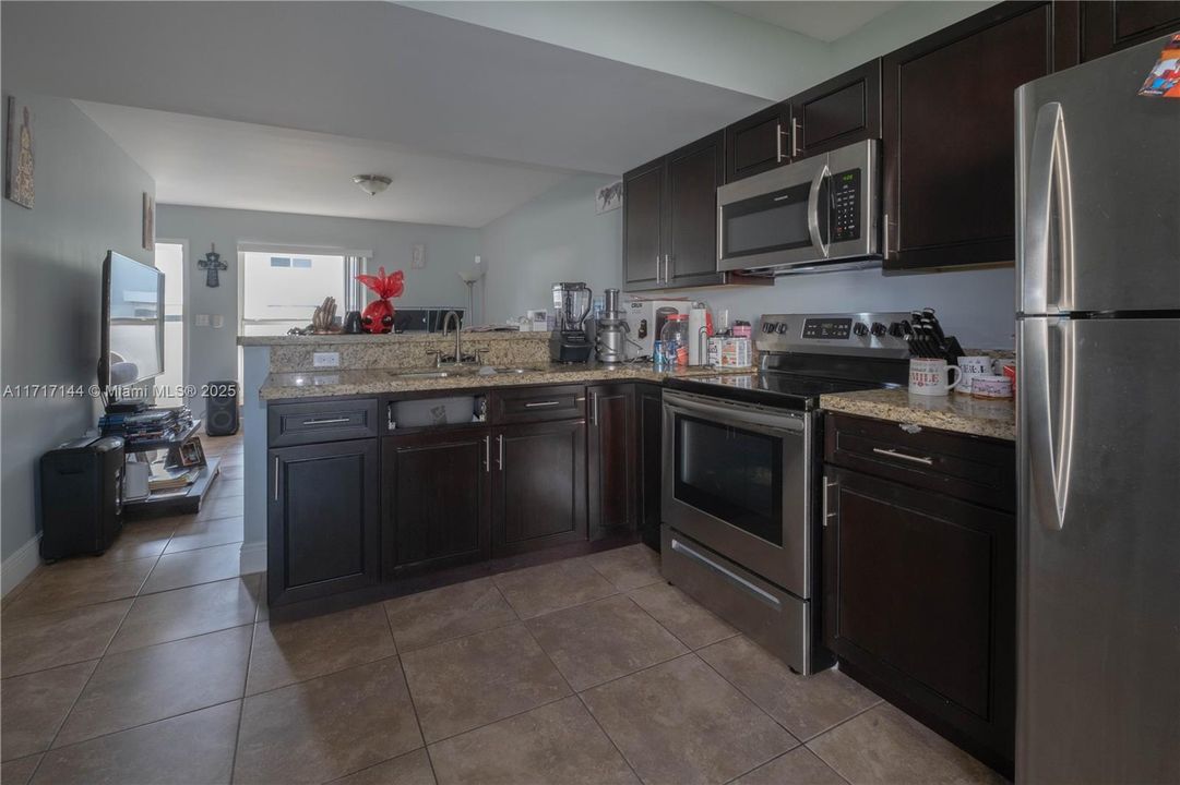 For Sale: $233,000 (2 beds, 1 baths, 782 Square Feet)