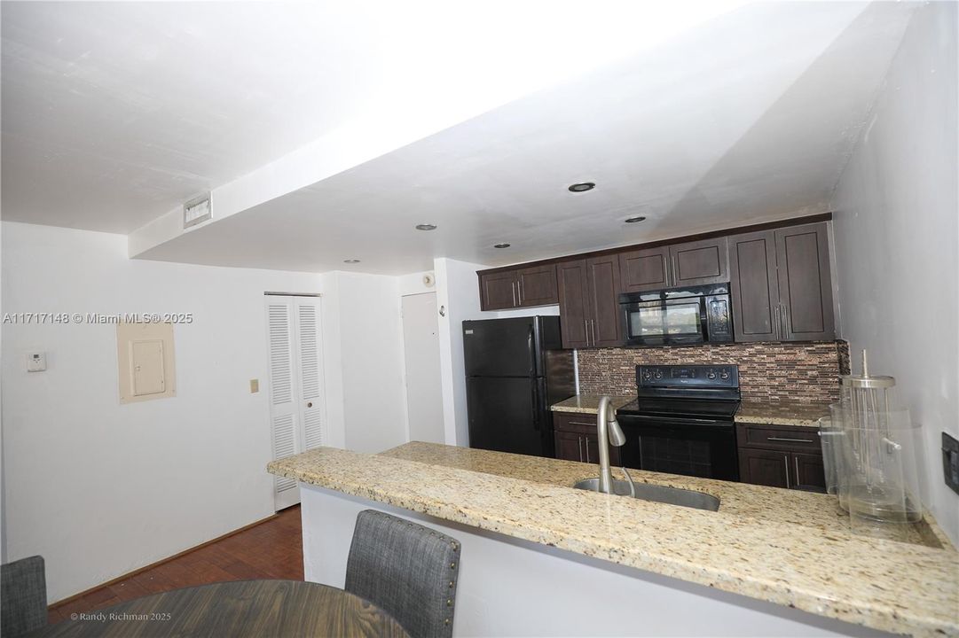 For Rent: $3,250 (2 beds, 2 baths, 990 Square Feet)