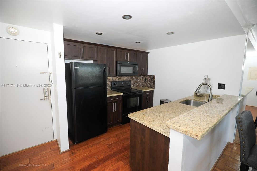 For Rent: $3,250 (2 beds, 2 baths, 990 Square Feet)